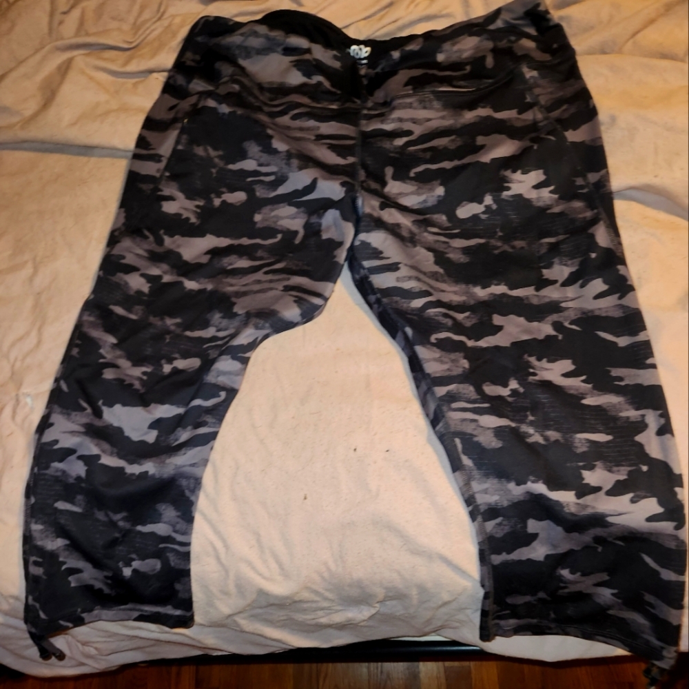 Maurices Camo Capri Plus